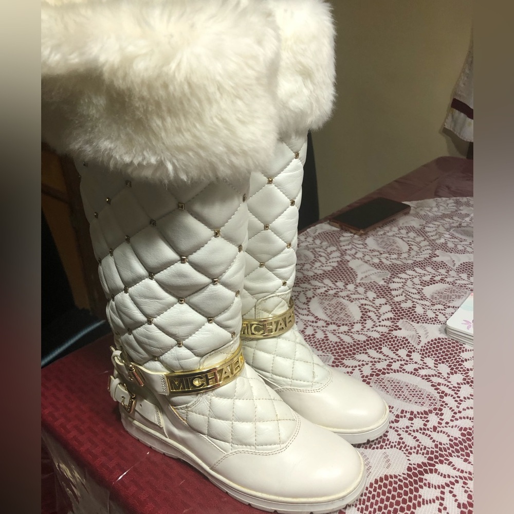 Micheal kors boots 
Size : 5 1/2
Color white